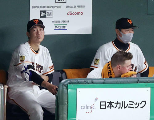 巨人対阪神　7回裏、代打が送られ降板する畠（左）。右は桑田投手チーフコーチ補佐（撮影・狩俣裕三）