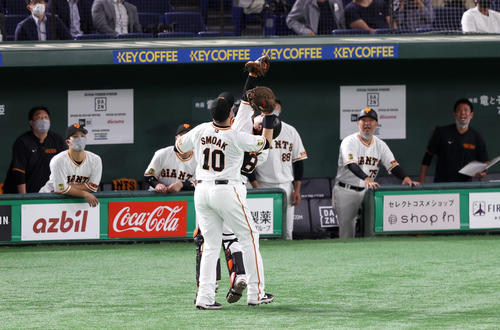 巨人対阪神　8回表阪神2死一、二塁、ロハス・ジュニアの捕邪飛で交錯しそうになるスモーク（手前）と岸田（撮影・狩俣裕三）