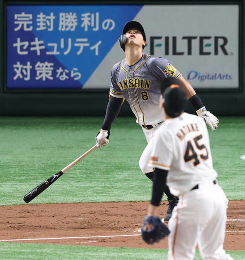 巨人対阪神　2回表阪神無死、三飛に打ち取られる佐藤輝。投手畠（撮影・狩俣裕三）