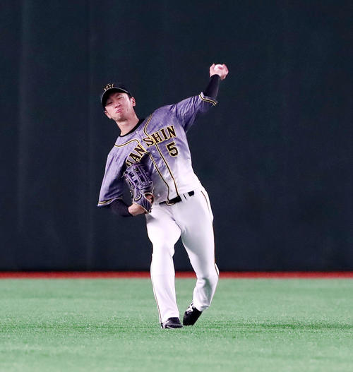 巨人対阪神　2回裏巨人1死一塁、近本は吉川尚の打球を三塁へ送球し補殺成功（撮影・加藤哉）