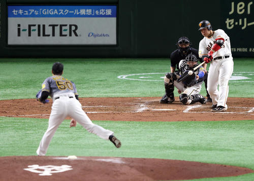 巨人対阪神　3回裏巨人1死満塁、犠飛を放つ岡本和。投手青柳（撮影・狩俣裕三）
