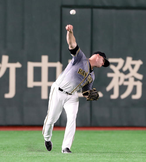巨人対阪神　3回裏巨人1死満塁、サンズは岡本の飛球を本塁へ返球する（撮影・加藤哉）