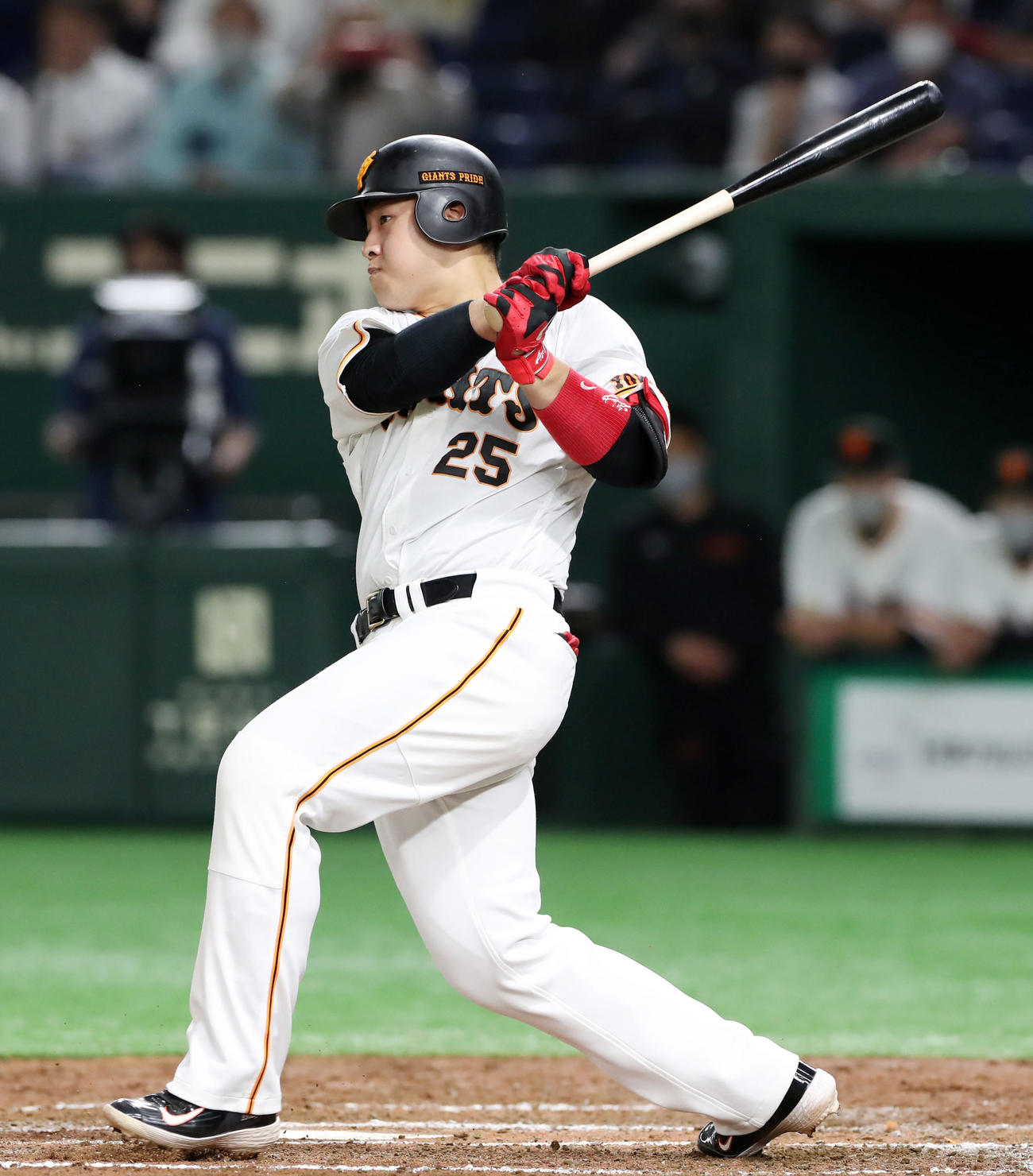 巨人対阪神　3回裏巨人1死満塁、岡本は左飛を放ち犠飛となる（撮影・加藤哉）
