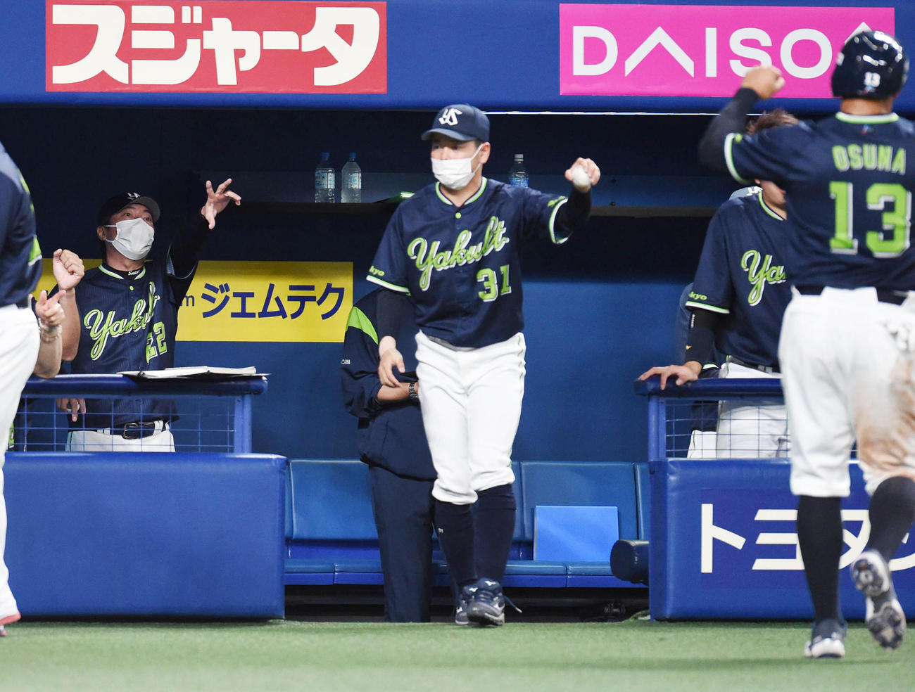 中日対ヤクルト　4回表ヤクルト2死二塁、サンタナの中前打で生還したオスナを迎える高津監督（撮影・森本幸一）