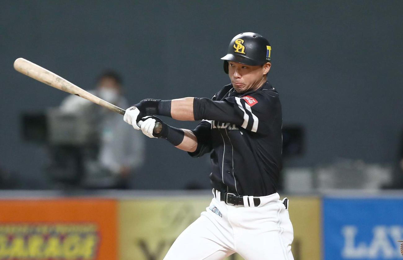 日本ハム対ソフトバンク　6回表ソフトバンク1死二、三塁、左中間に2点適時二塁打を放つ長谷川（撮影・黒川智章）
