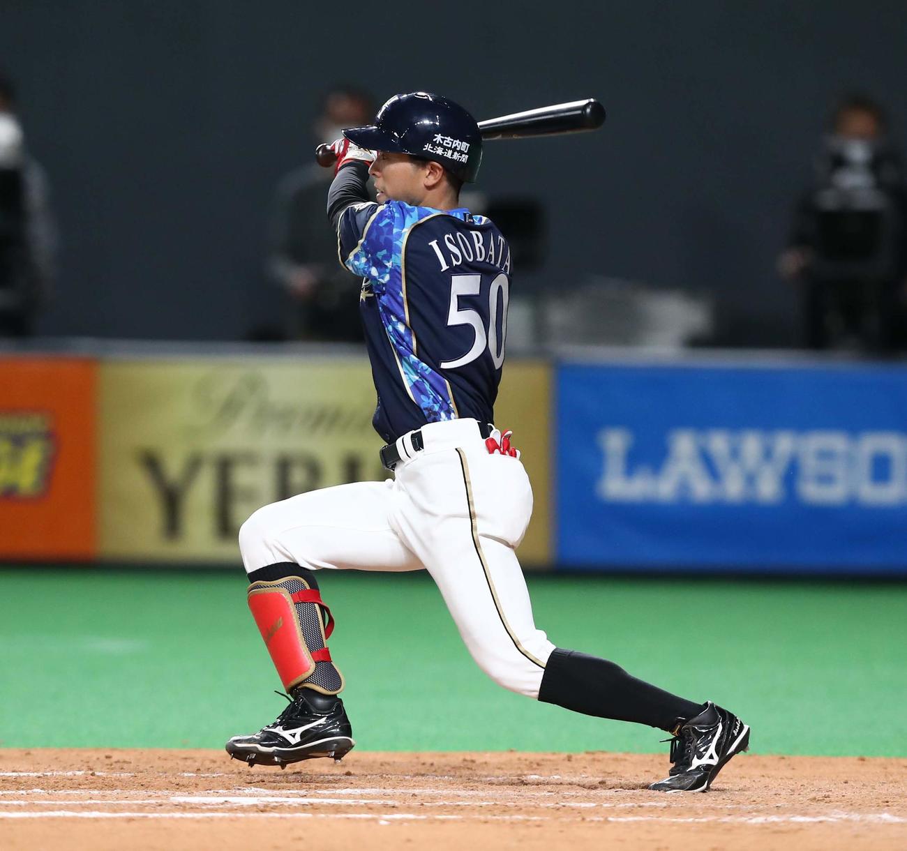 日本ハム対ソフトバンク　7回裏日本ハム2死一塁、右越え適時三塁打を放つ五十幡（撮影・黒川智章）