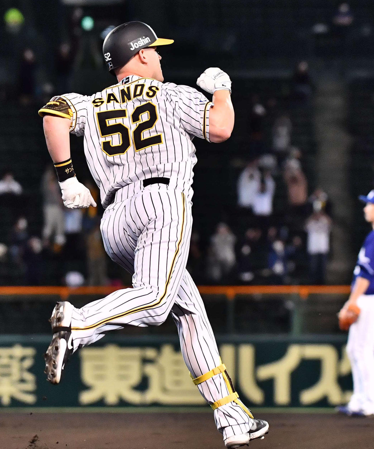阪神対中日　8回裏阪神2死、サンズは左中間に勝ち越し本塁打を放ちガッツポーズ（撮影・上田博志）