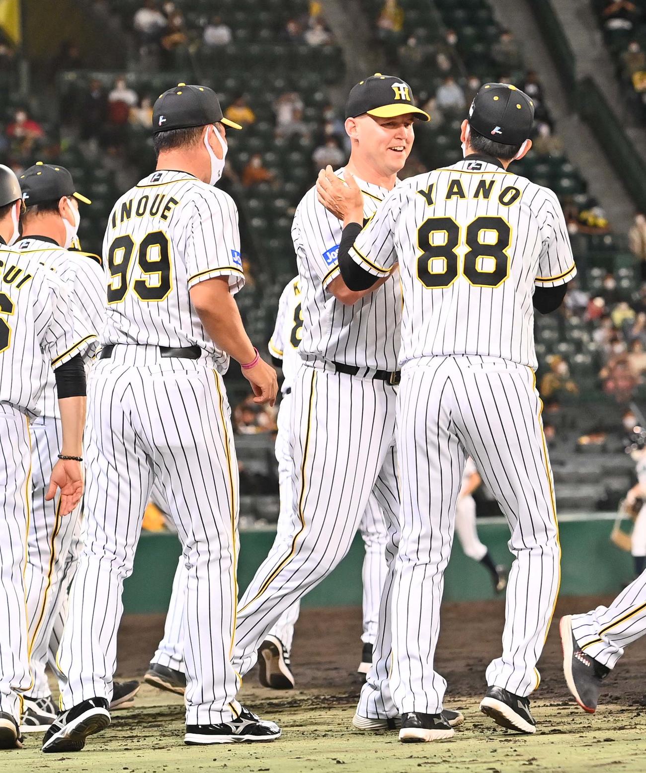 阪神対中日　決勝本塁打を放ったサンズ（中央）は矢野監督ハイタッチして喜ぶ（撮影・上田博志）