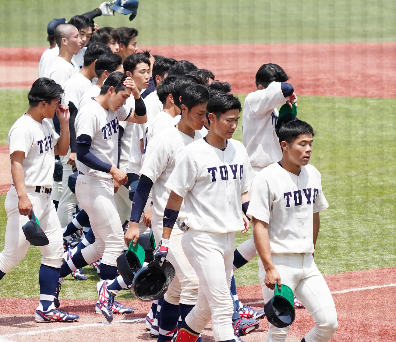 駒大に敗れ、肩を落とす東洋大ナイン（撮影・菅敏）