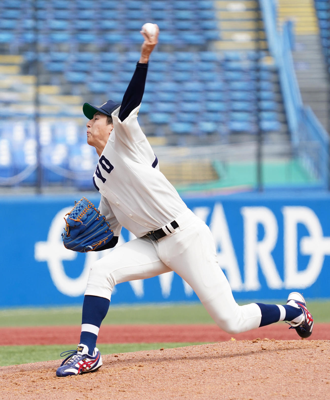 駒大対東洋大　1回途中から2番手として登板した東洋大・石上（撮影・菅敏）