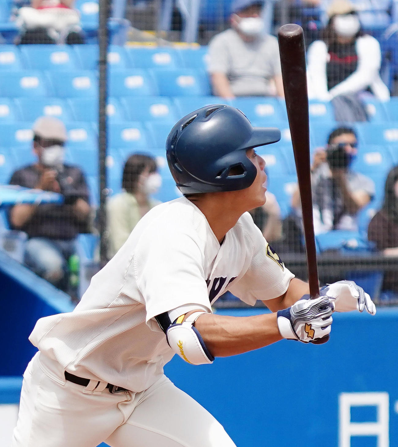 駒大対東洋大　3回裏東洋大1死二、三塁、犠飛を放つ佐々木（撮影・菅敏）