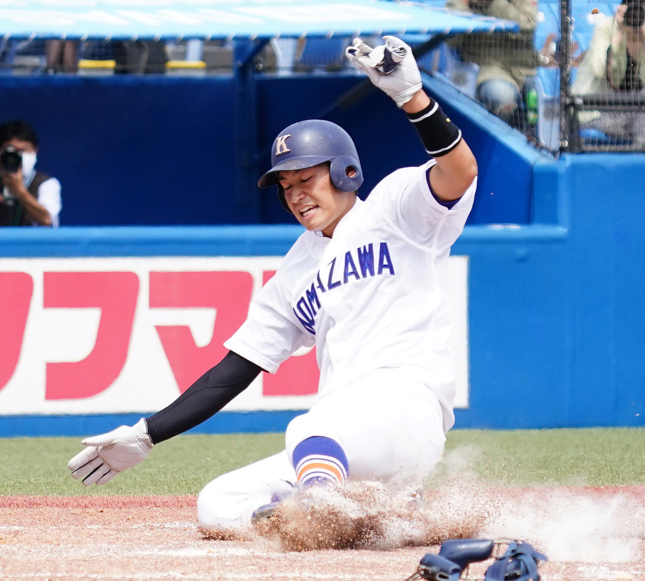 駒大対東洋大　3回表駒大2死一、二塁、近藤の右前適時打で二塁から生還する新田（撮影・菅敏）
