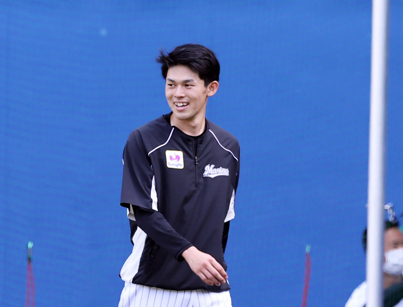 試合前、練習中笑顔を見せるロッテ佐々木朗（撮影・垰建太）