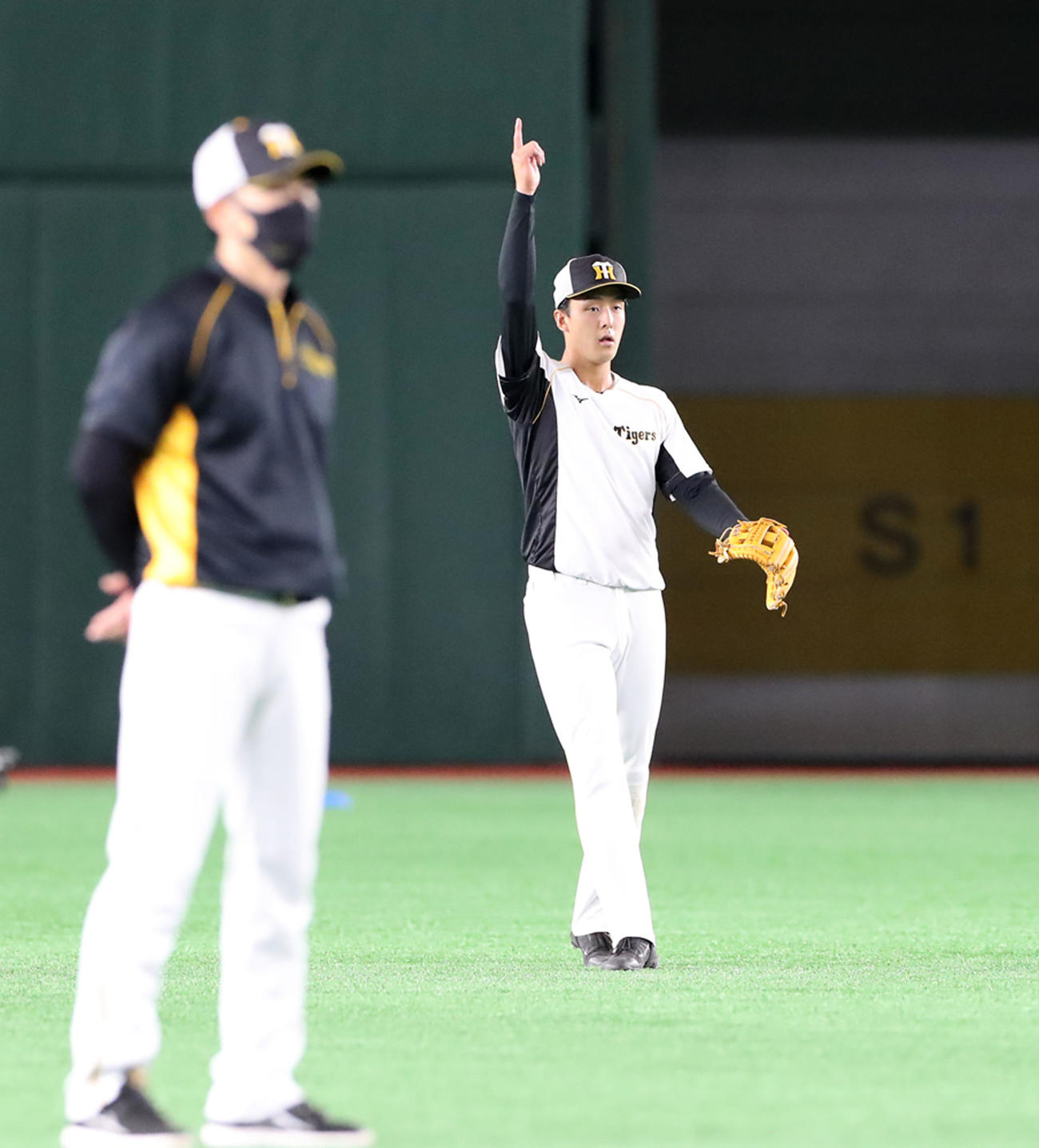 巨人対阪神　1軍昇格し守備練習を行う小幡。左は矢野監督（撮影・加藤哉）