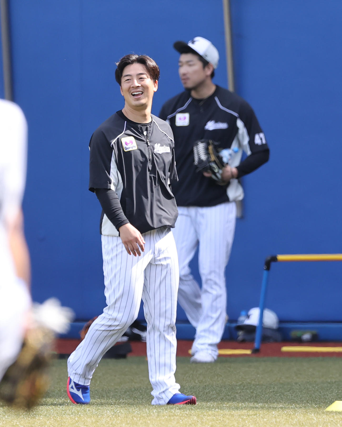 ロッテ対西武　試合前、笑顔を見せるロッテ美馬（左）（撮影・垰建太）