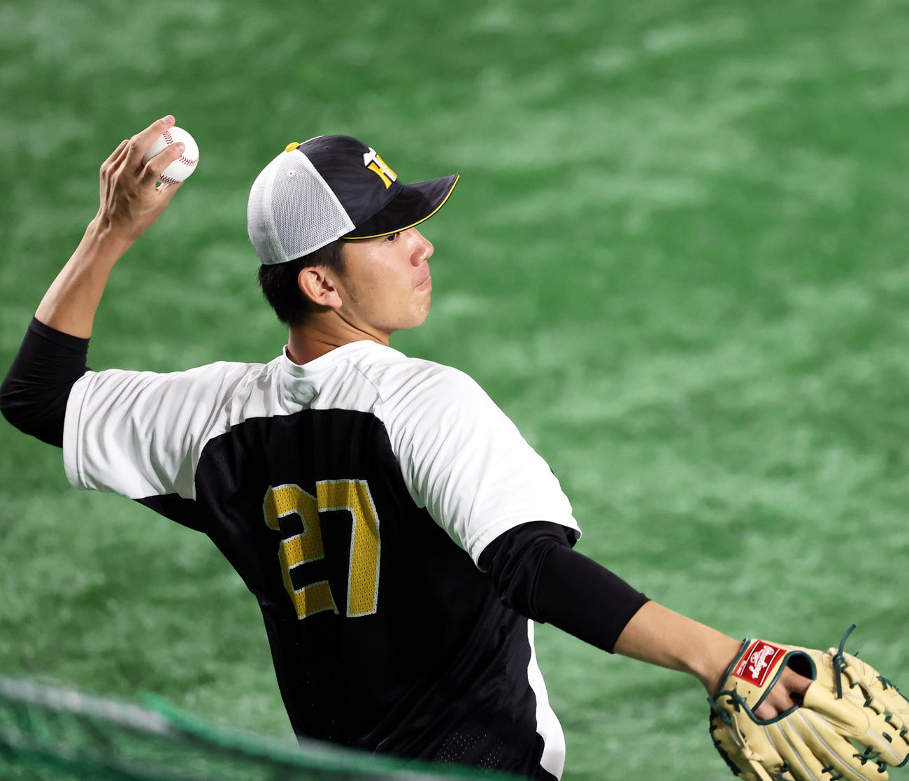 試合前の練習でキャッチボールする阪神伊藤将（撮影・狩俣裕三）