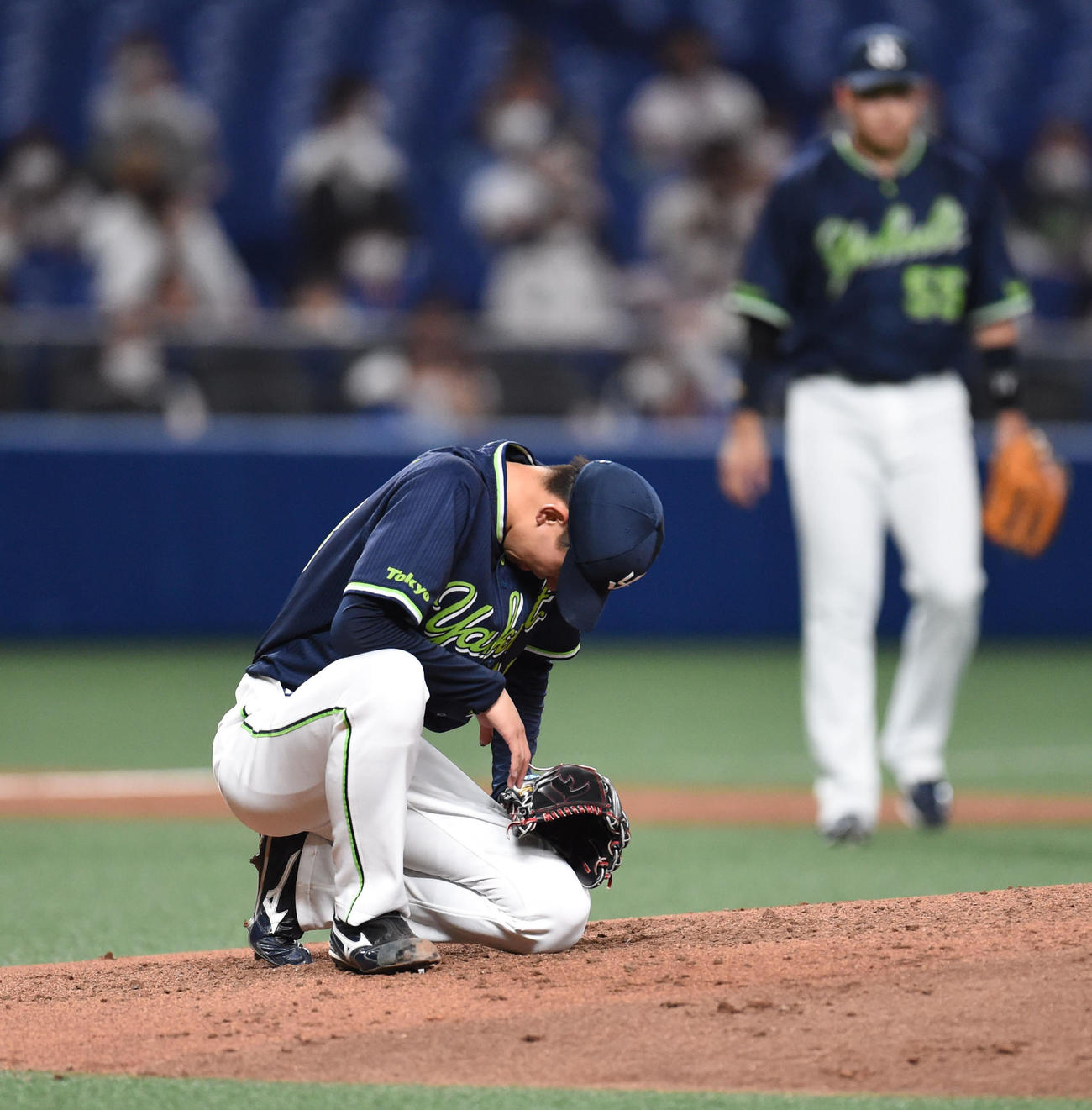 中日対ヤクルト　3回裏中日1死一塁、京田の打球を体に当て、うずくまるヤクルト先発の金久保（撮影・森本幸一）