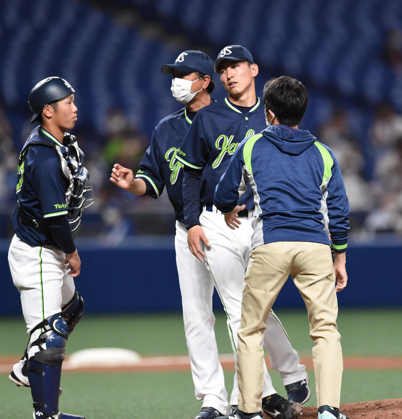 中日対ヤクルト　3回裏中日1死一塁、京田の打球を体に当て、ベンチへ戻るヤクルト先発の金久保（右から2人目）（撮影・森本幸一）