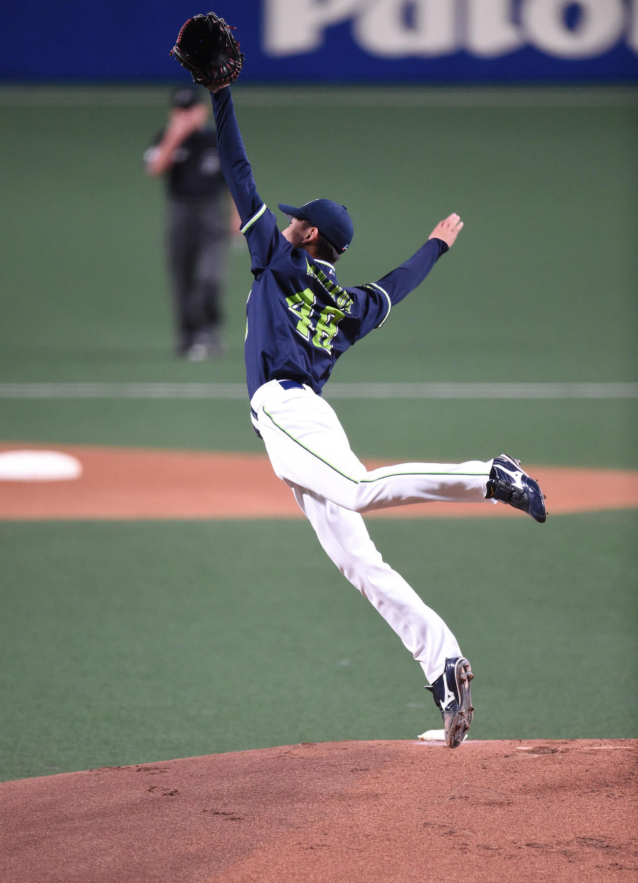 中日対ヤクルト　1回裏中日1死、京田の打球を追うヤクルト先発の金久保（撮影・森本幸一）