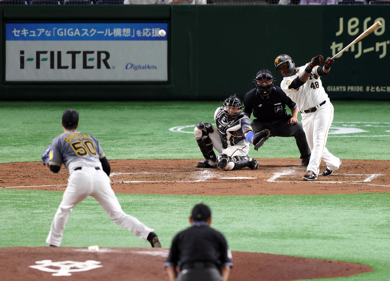 巨人対阪神　3回裏巨人1死一塁、右前打を放つウィーラー。投手青柳（撮影・狩俣裕三）
