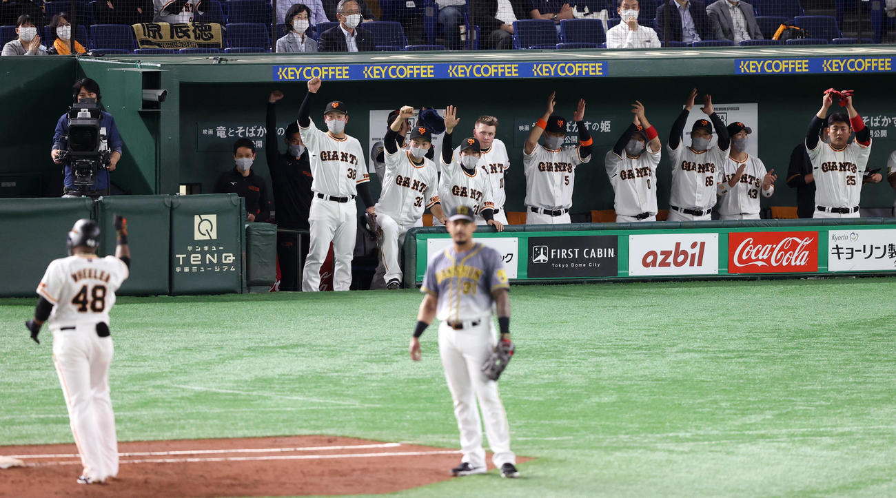 巨人対阪神　3回裏巨人1死一塁、右前打を放ったウィーラー（左）と喜び合う巨人ベンチ（撮影・狩俣裕三）