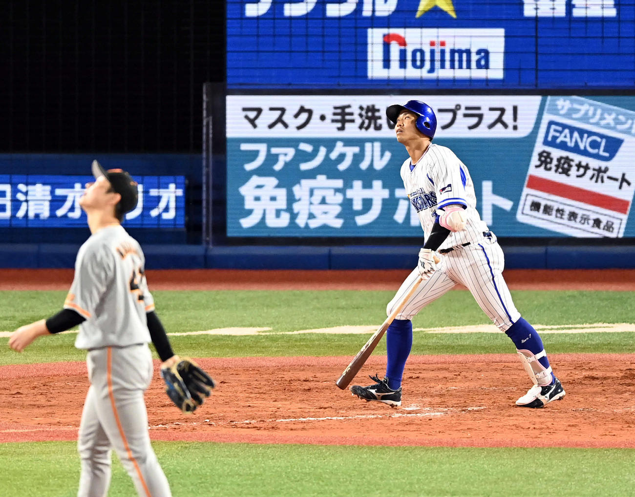 12日、DeNA－巨人戦の9回裏2死、一塁後方に打ち上げた桑原は、走る速度を緩めボールの行方を見る