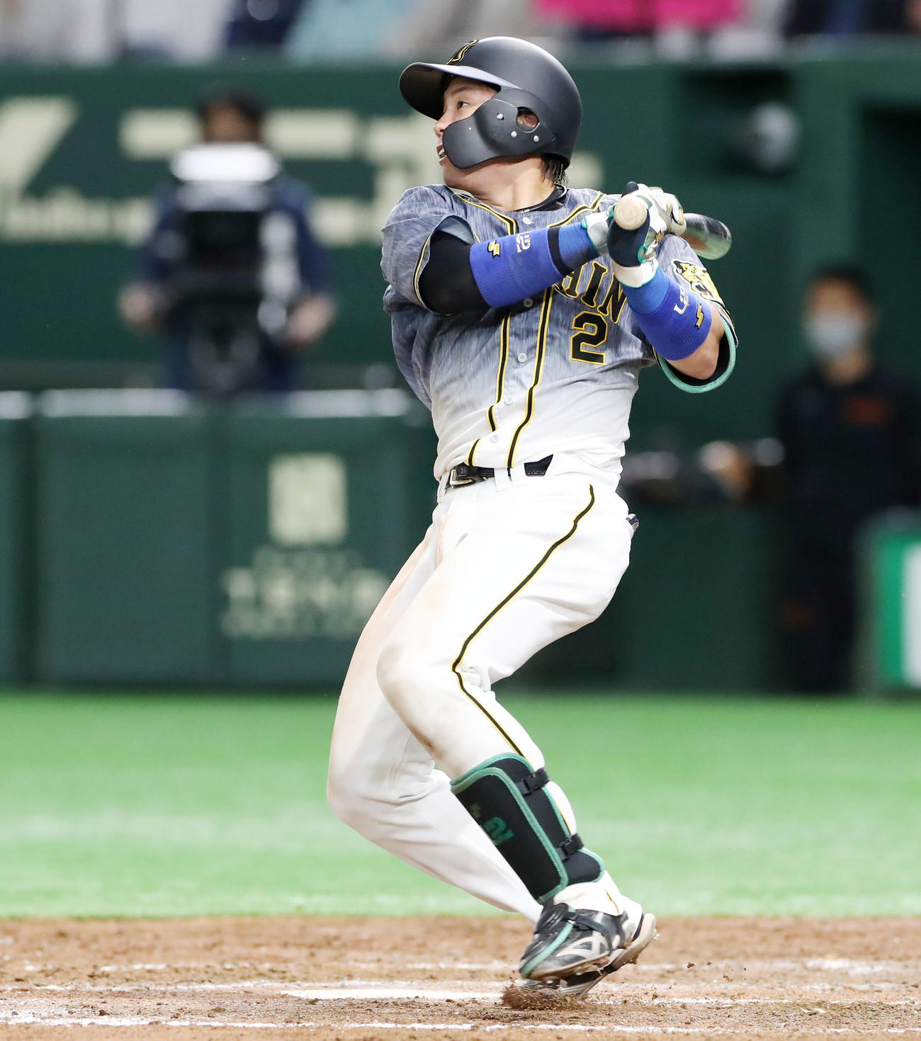 巨人対阪神　4回表阪神2死一、三塁、梅野は中前適時打を放つ（撮影・加藤哉）