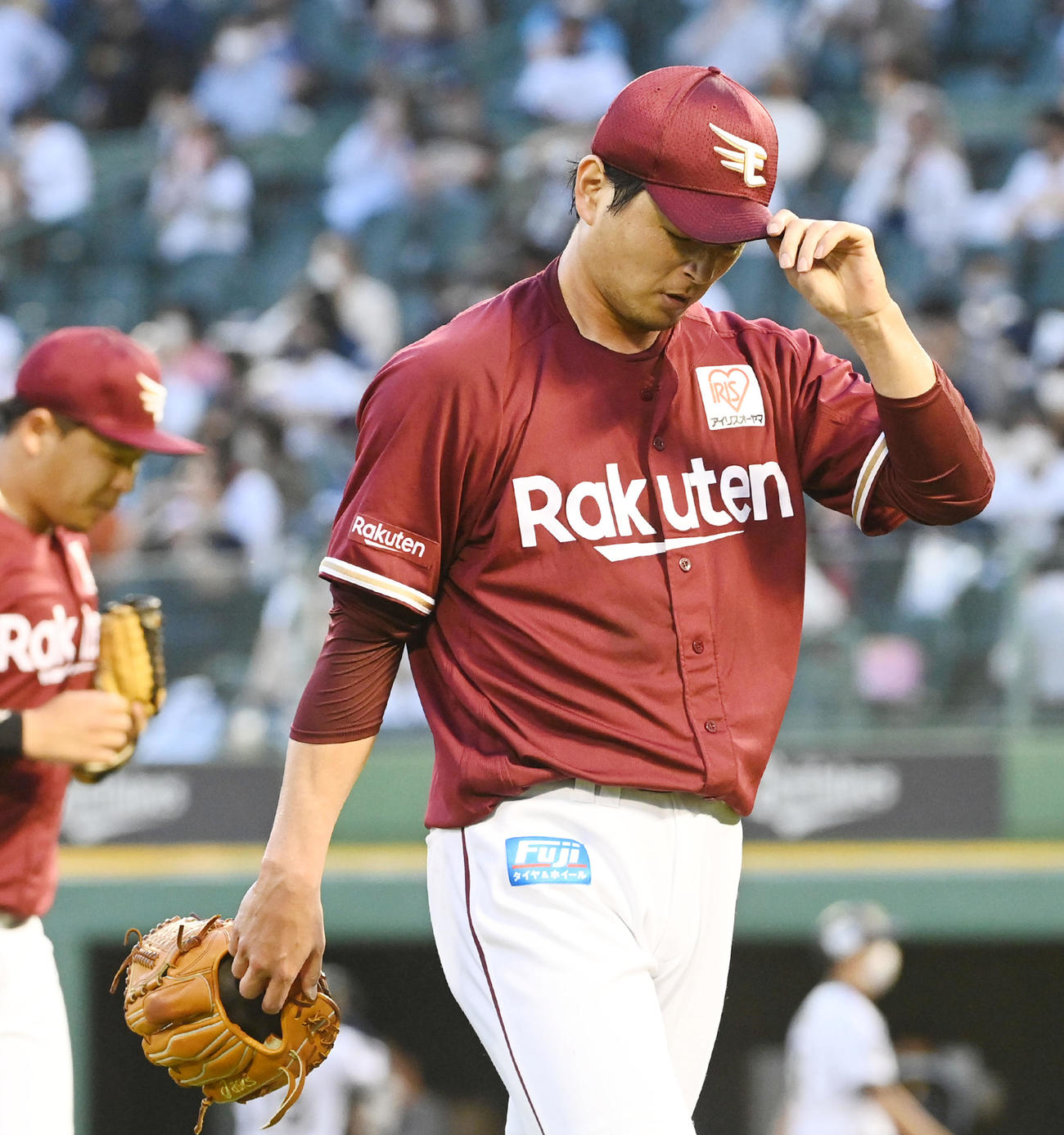 オリックス対楽天　2回、オリックスに2点を追加されがっくりとベンチに戻る涌井（撮影・前岡正明）