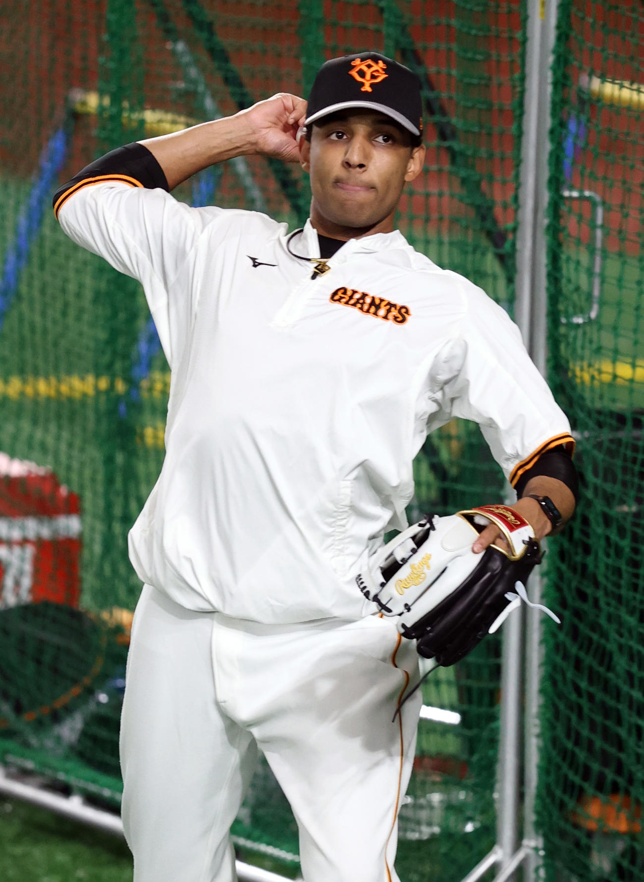 巨人対阪神　試合前の練習でキャッチボールするサンチェス（撮影・狩俣裕三）