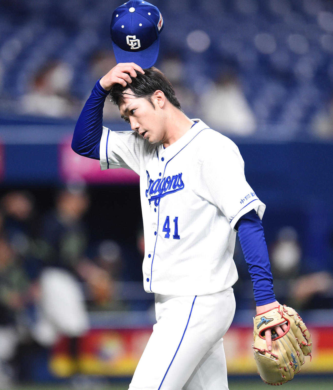 中日対ヤクルト　2回表ヤクルト攻撃終了、ベンチへ戻る中日先発の勝野（撮影・森本幸一）