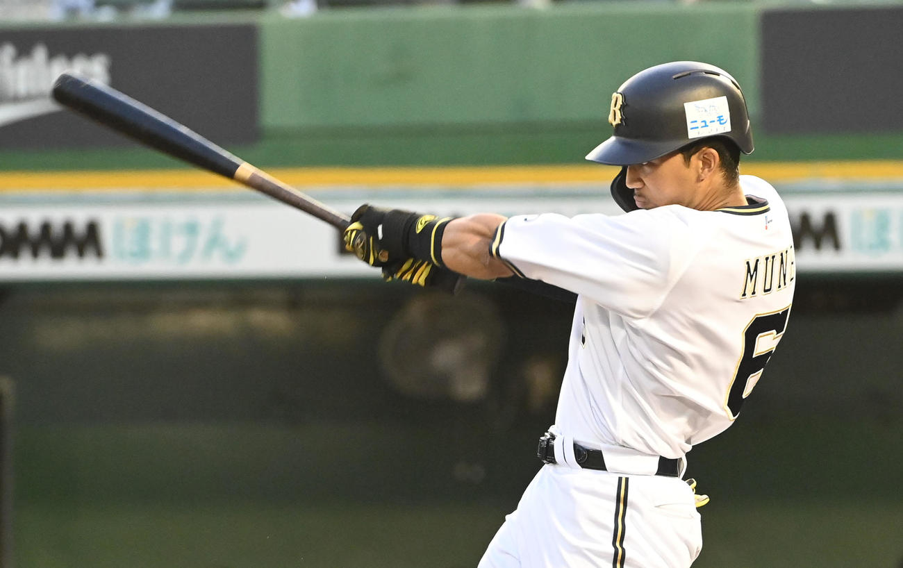 オリックス対楽天　2回裏オリックス2死一塁、宗は右適時三塁打を放つ（撮影・前岡正明）