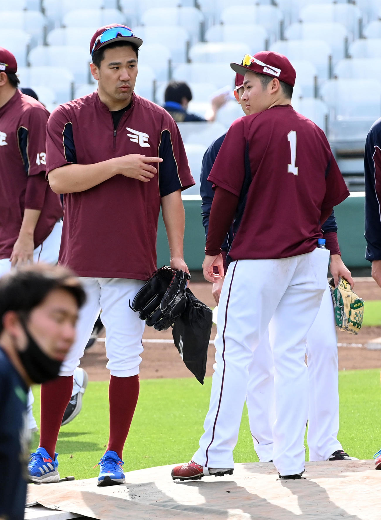 オリックス対楽天　松井裕（右）とほっともっと神戸のマウンドの感触を確認する田中将（撮影・前岡正明）