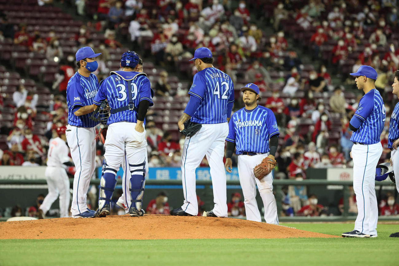プロ野球広島対DeNA 3回裏広島2死一、三塁、フェルナンド・ロメロ（中央）は降板する（撮影・加藤孝規）
