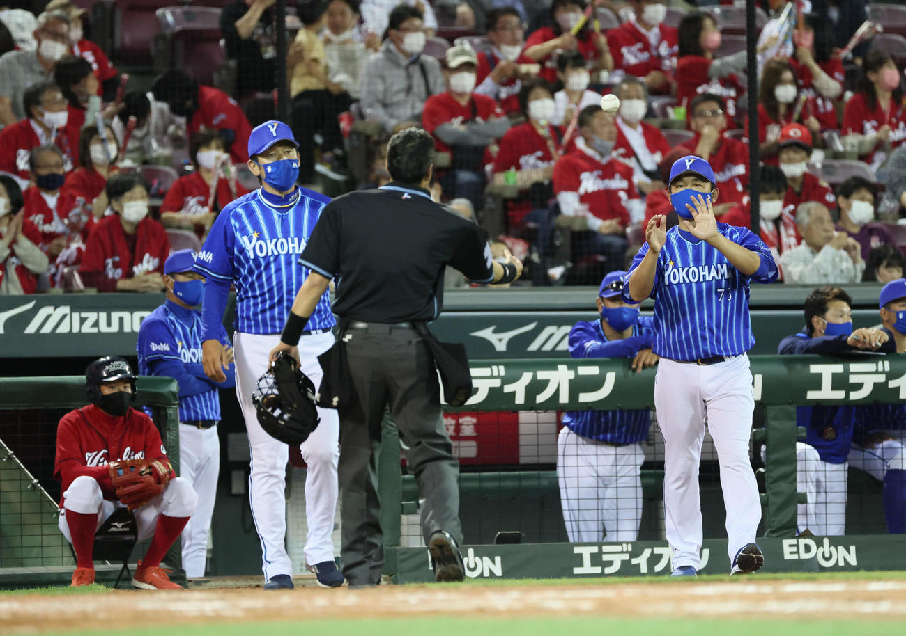 広島対DeNA 4回裏広島2死一、三塁、ロメロに代わって砂田への交代を伝える三浦監督（撮影・加藤孝規）