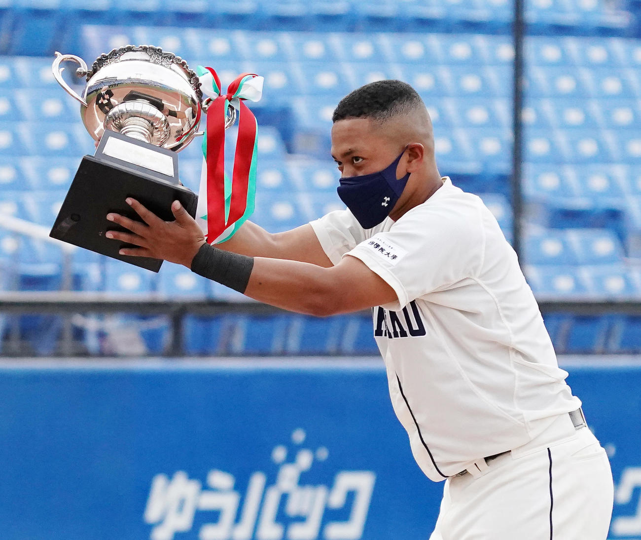 優勝トロフィーを手にする国学院大・山本ダンテ武蔵（撮影・菅敏）