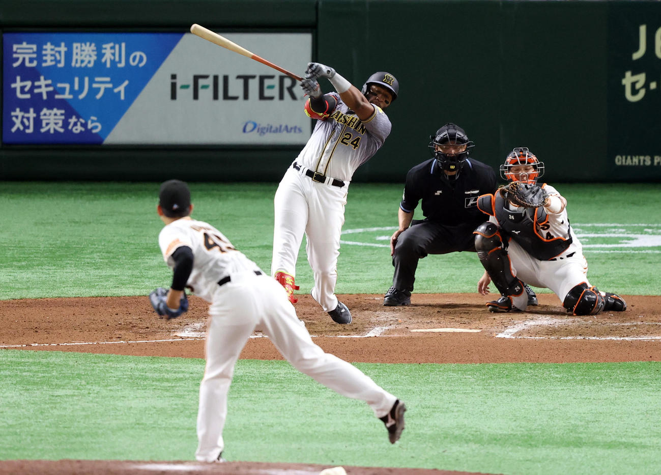 巨人対阪神　6回表阪神2死、空振り三振に倒れるロハス・ジュニア。投手畠（撮影・狩俣裕三）