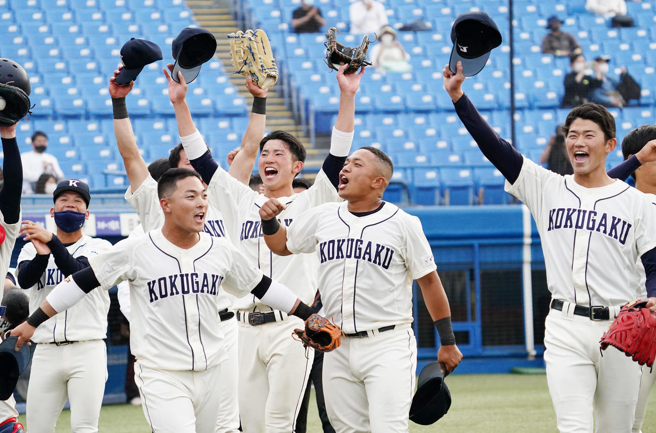 東都大学春季リーグで優勝し、喜びを爆発させる国学院大ナイン（撮影・菅敏）