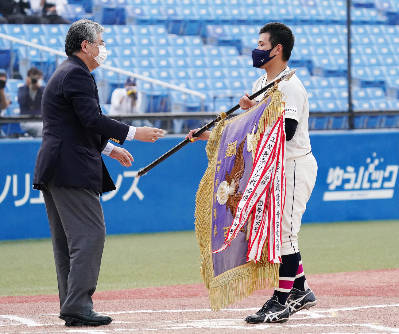 優勝旗を手にする国学院大・福永（撮影・菅敏）