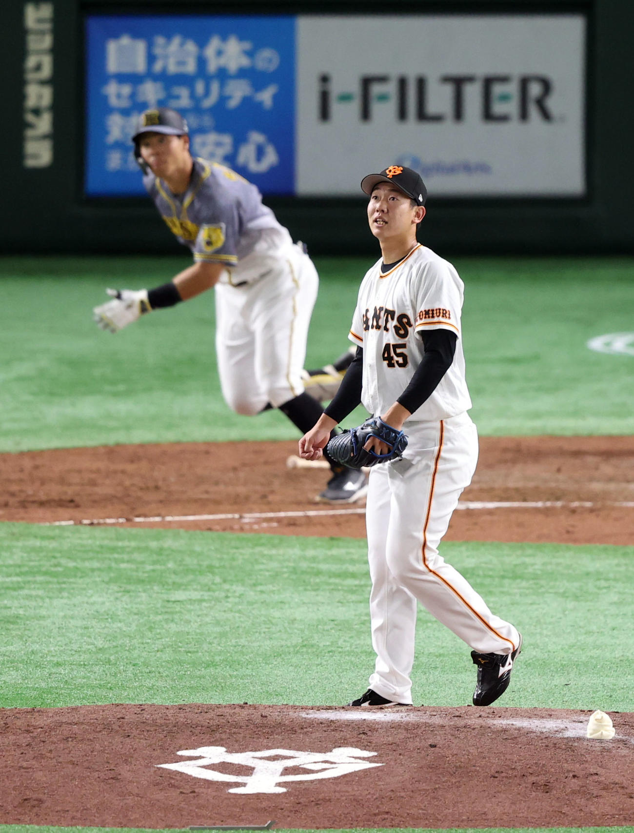 巨人対阪神　4回表阪神1死、佐藤輝に二塁打を打たれる畠（撮影・狩俣裕三）