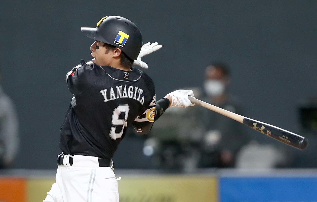 日本ハム対ソフトバンク　6回表ソフトバンク1死一、二塁、右中間に適時二塁打を放つ柳田（撮影・黒川智章）