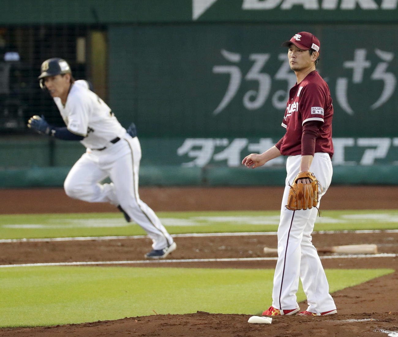 オリックス対楽天　2回裏オリックス2死三塁、吉田正に適時二塁打を浴びる涌井（撮影・前田充）