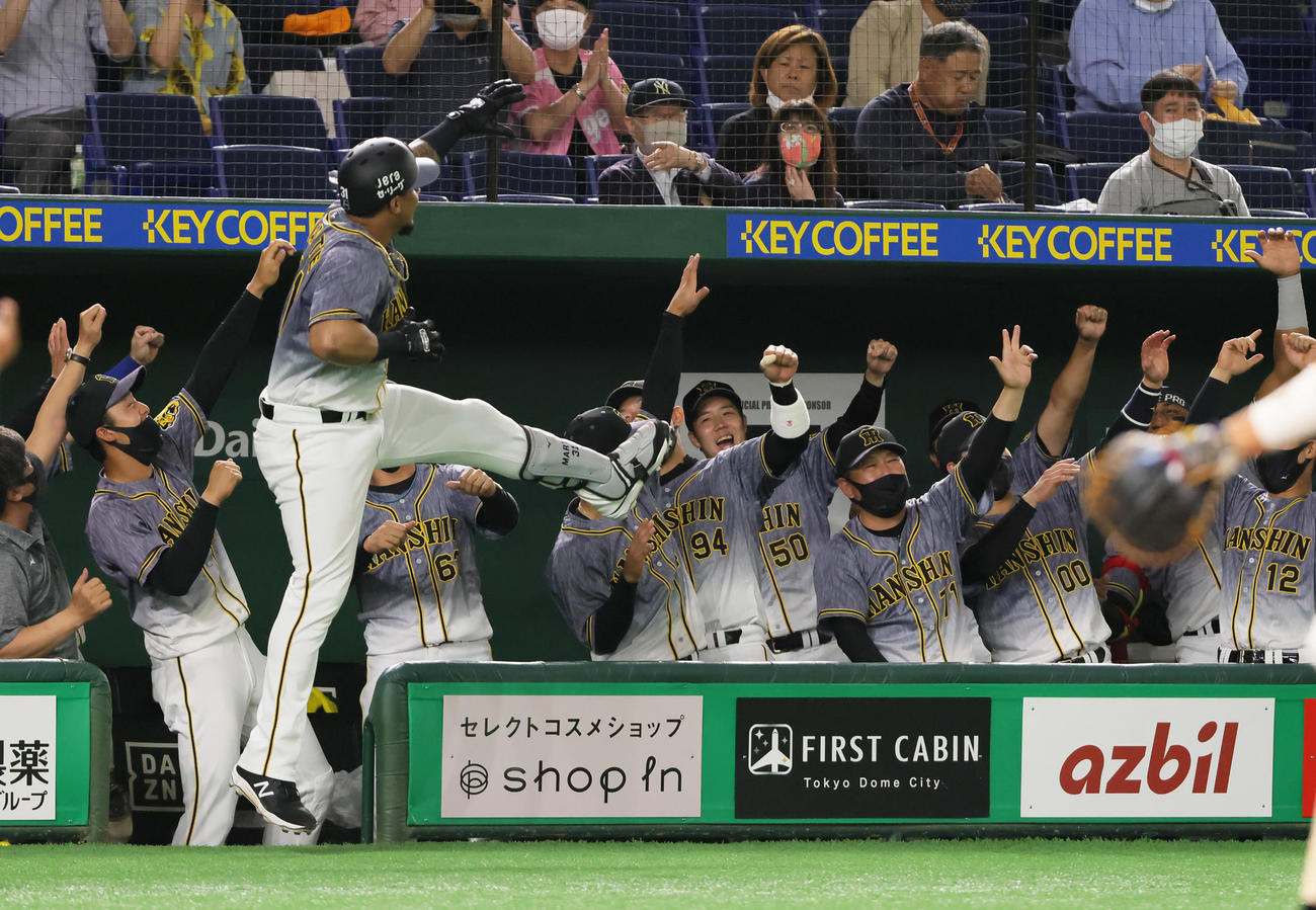 2021年5月14日　巨人対阪神　4回表阪神1死、マルテ（左から3人目）は同点の本塁打を放ちナインら「ラパンパラポーズ」を決める（撮影・足立雅史）