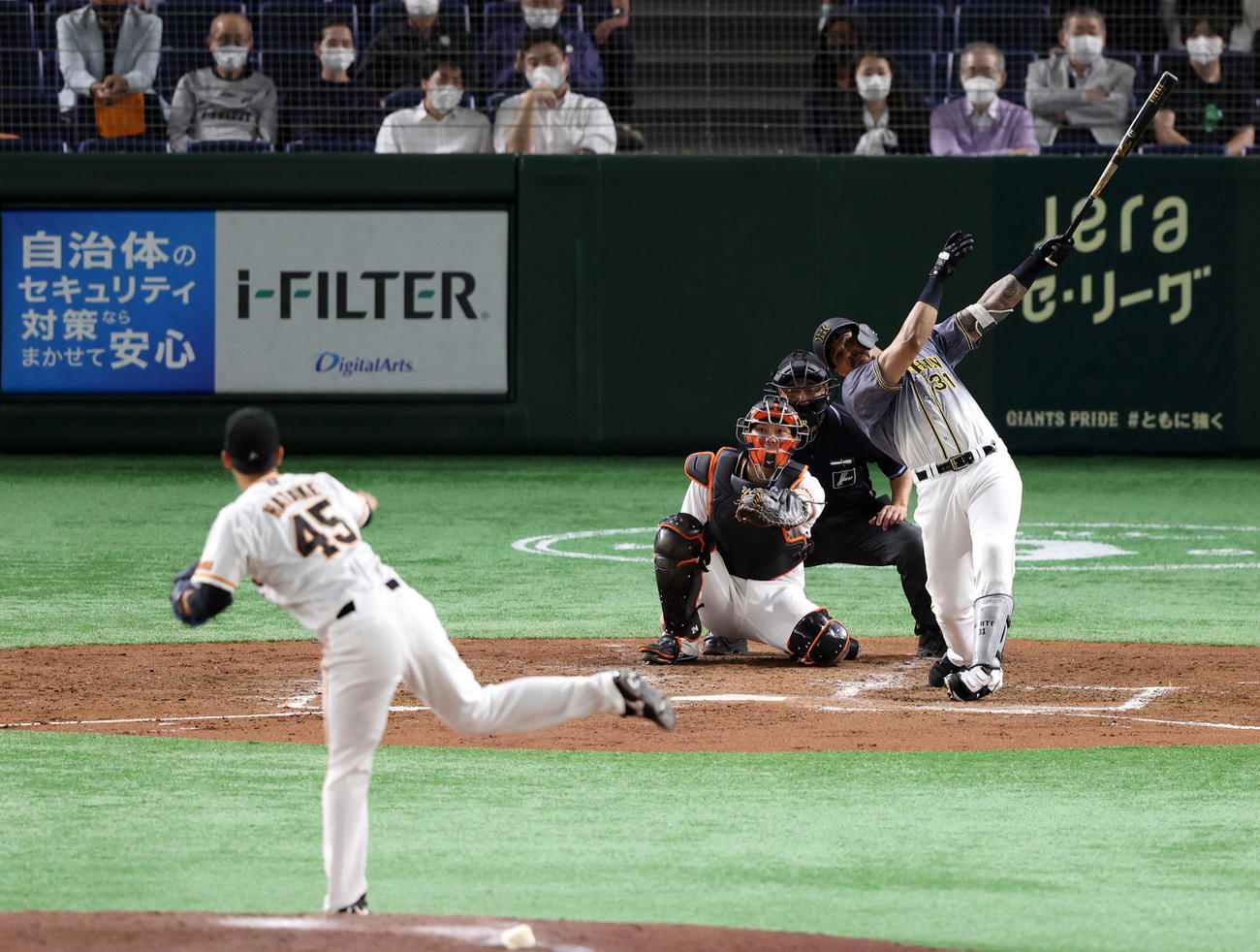 巨人対阪神　4回表阪神1死、ソロ本塁打を放つマルテ。投手畠（撮影・狩俣裕三）