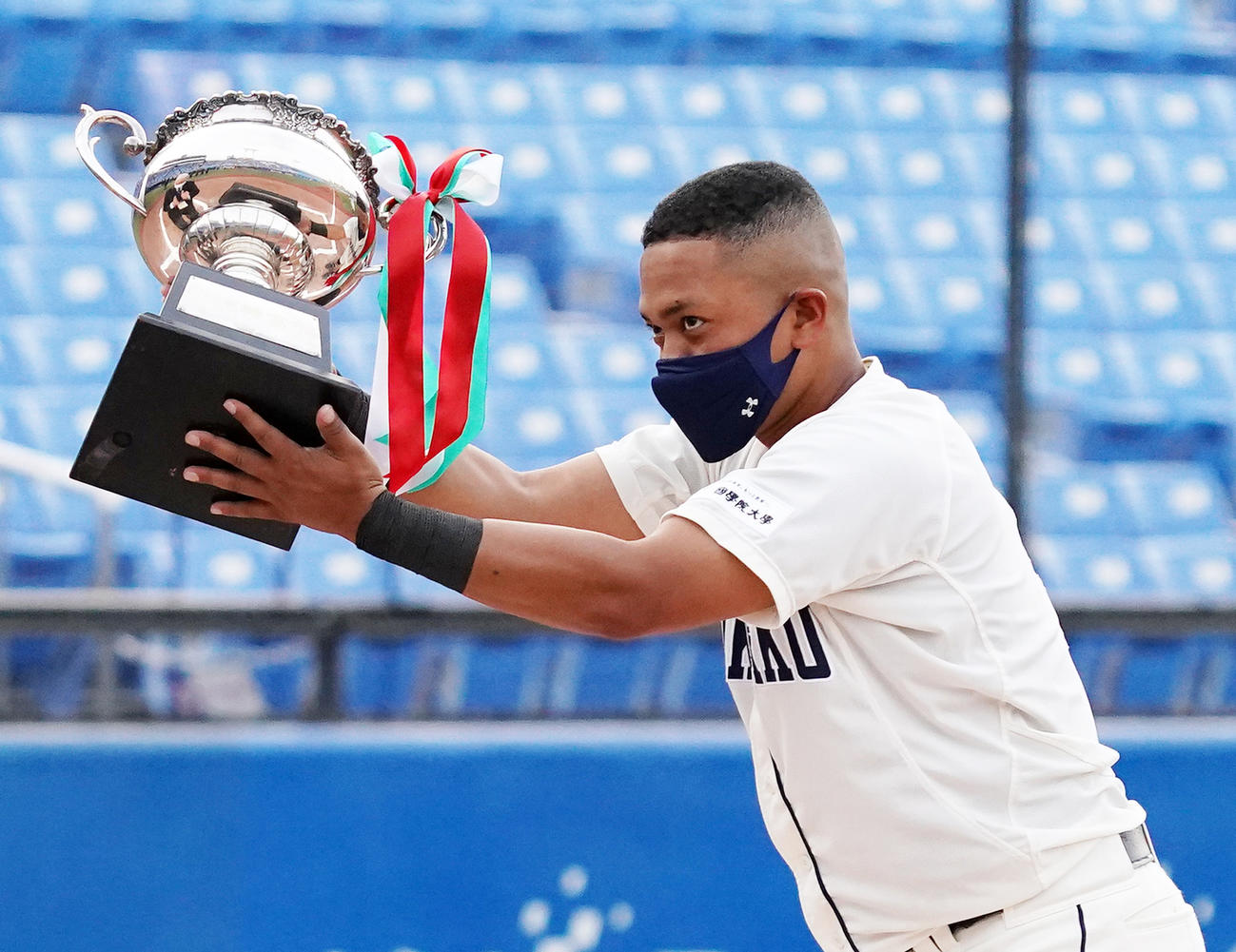 優勝トロフィーを手にする国学院大・山本ダンテ武蔵（撮影・菅敏）