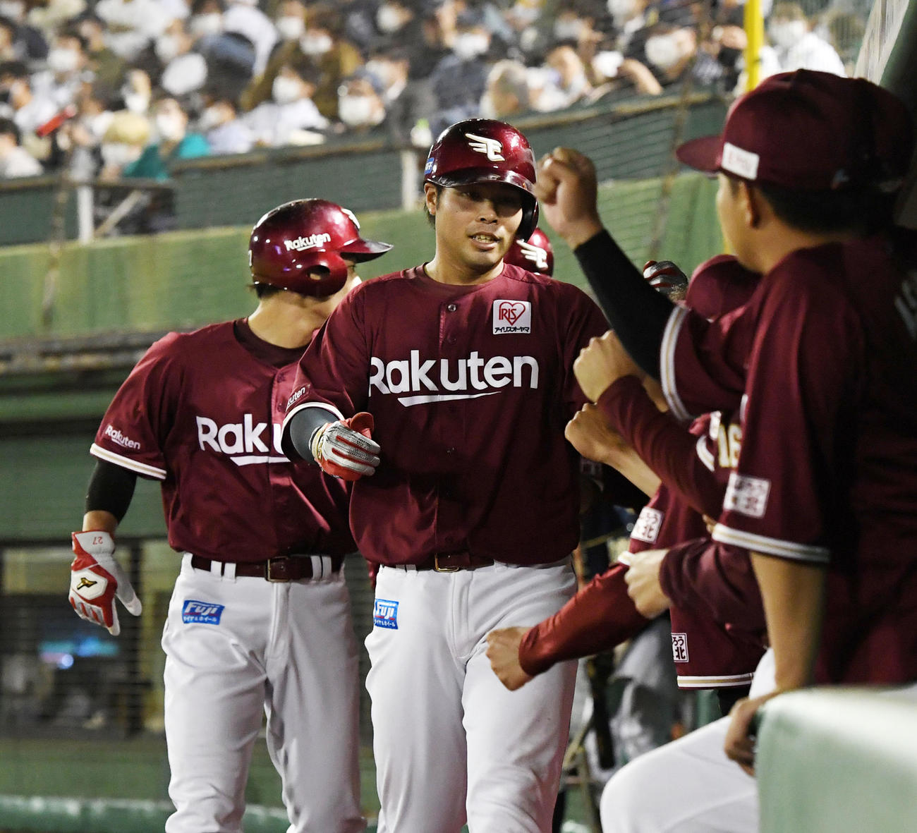 オリックス対楽天　7回表楽天2死二、三塁、内田は左越え3点本塁打を放ちナインの祝福を受ける（撮影・前岡正明）