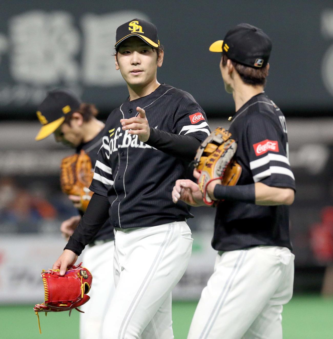 日本ハム対ソフトバンク　3回裏を無失点に抑えベンチに戻るソフトバンク石川（中央）（撮影・佐藤翔太）