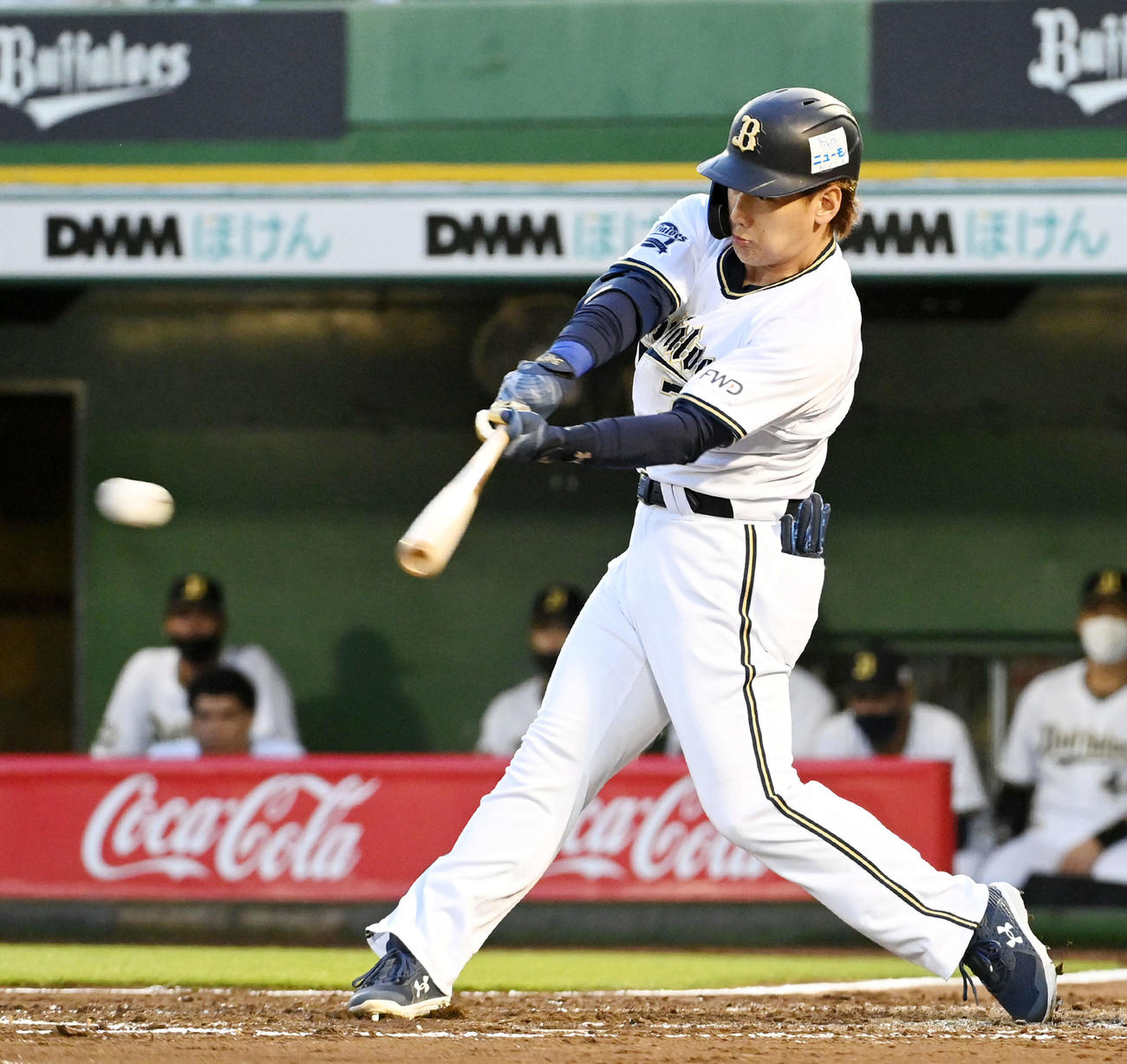 オリックス対楽天　2回裏オリックス2死三塁、吉田正は中堅に適時二塁打を放つ（撮影・前岡正明）