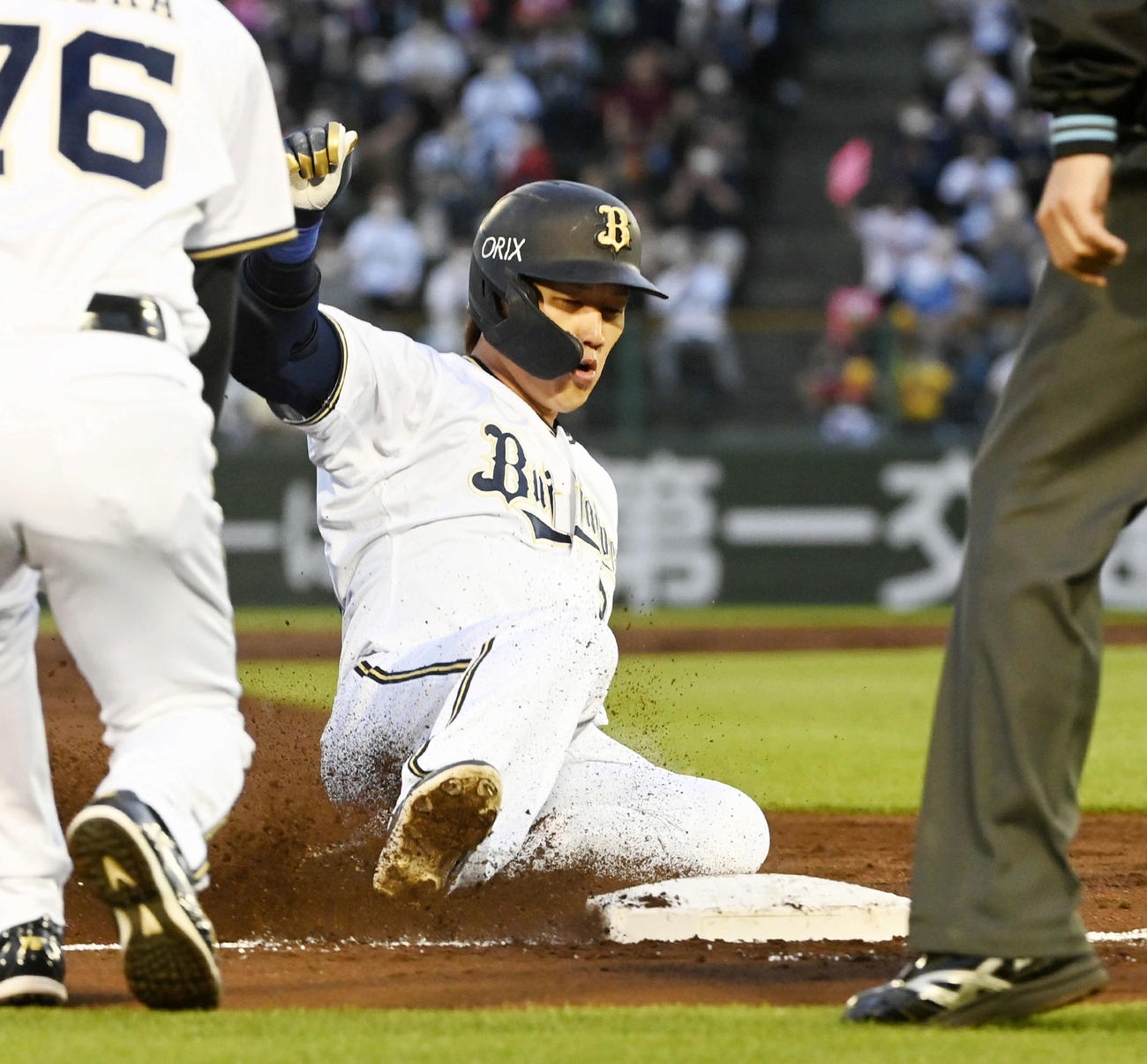 オリックス対楽天　2回裏オリックス2死三塁、中堅へ適時二塁打を放った吉田正は辰己のファンブルで三塁に滑り込む（撮影・前岡正明）