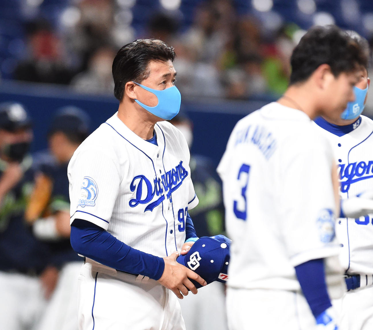 ヤクルトに敗れ、一礼する与田監督（撮影・森本幸一）