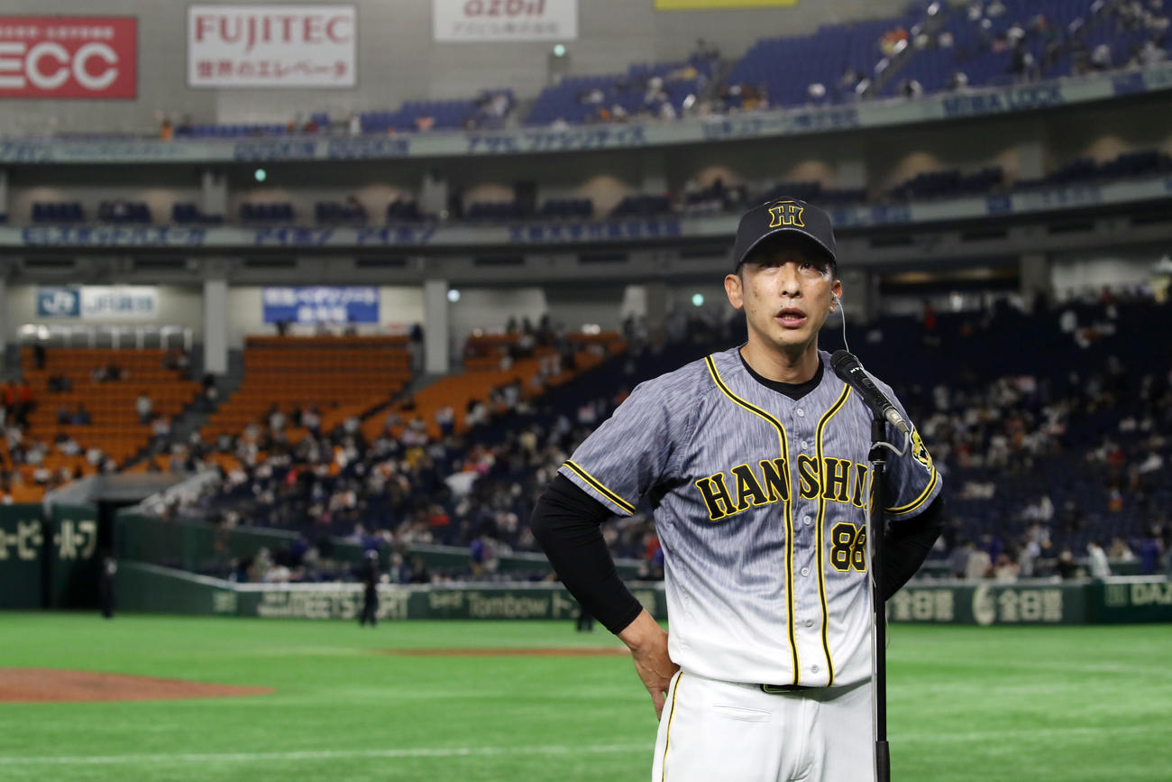 巨人対阪神　巨人に勝利しインタビューで明日の対巨人戦2000試合目などについて語る矢野監督（撮影・加藤哉）